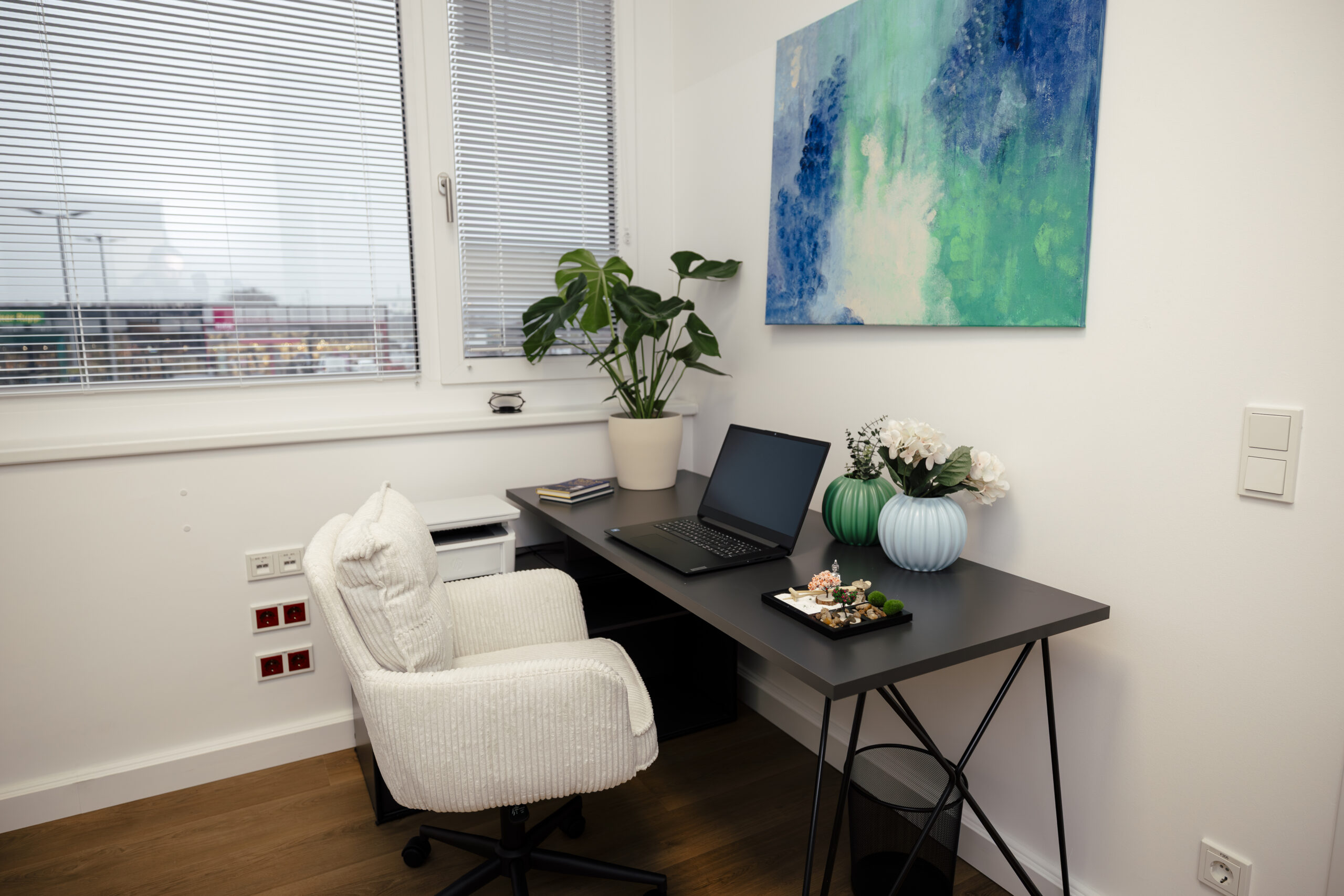 Online-Angebot - Praxisraum für online psychologische Behandlung mit Laptop